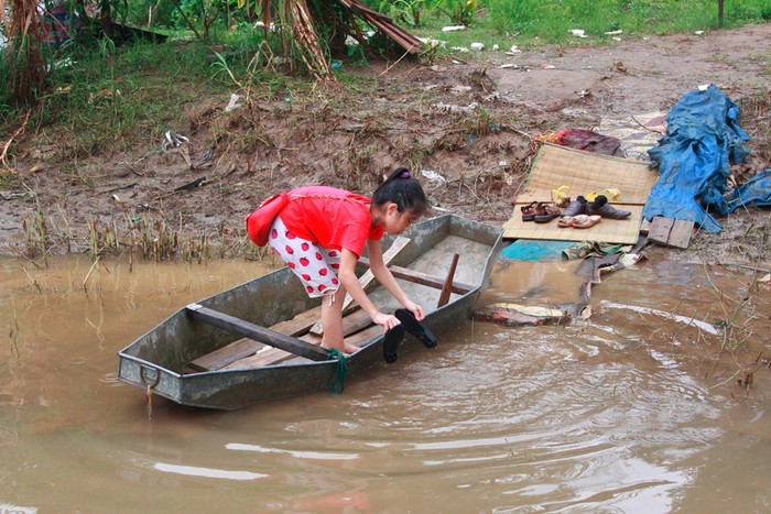 Mùa nước lớn, những đứa trẻ phải chèo thuyền tới lớp